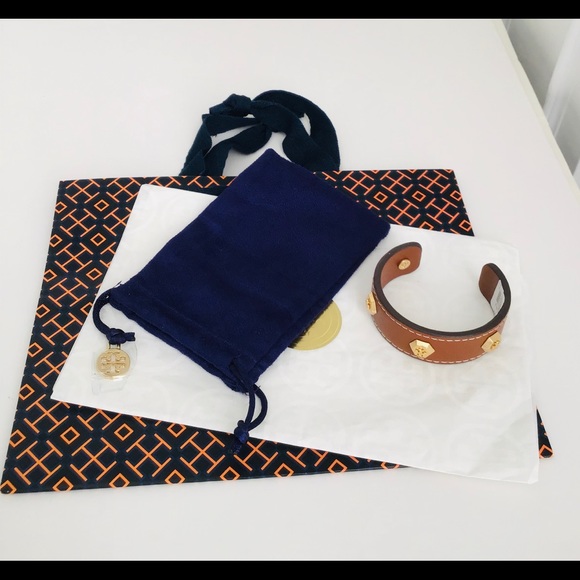 New Tory Burch Logo Cuff Bracelet Hex Stud Leather - Picture 2 of 7